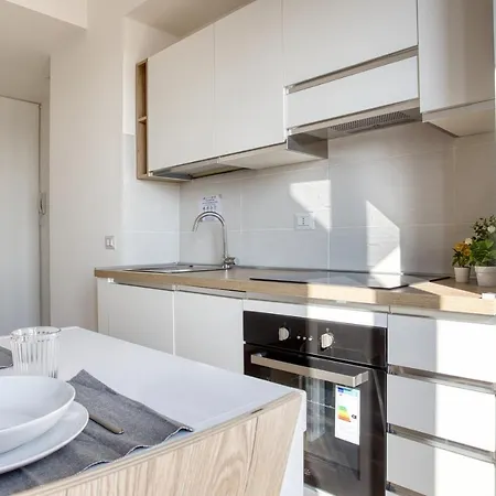 Apartment Joivy Comfy Flat With Balcony Mailand