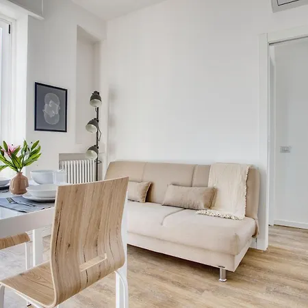 Joivy Comfy Flat With Balcony شقة ميلان
